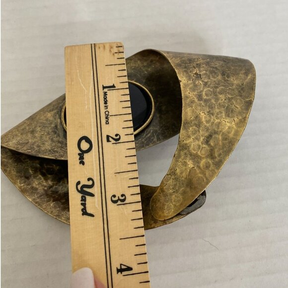 Handcrafted Vintage Abstract Design Brass Brooch With Black Onyx Centerpiece - Picture 5 of 5